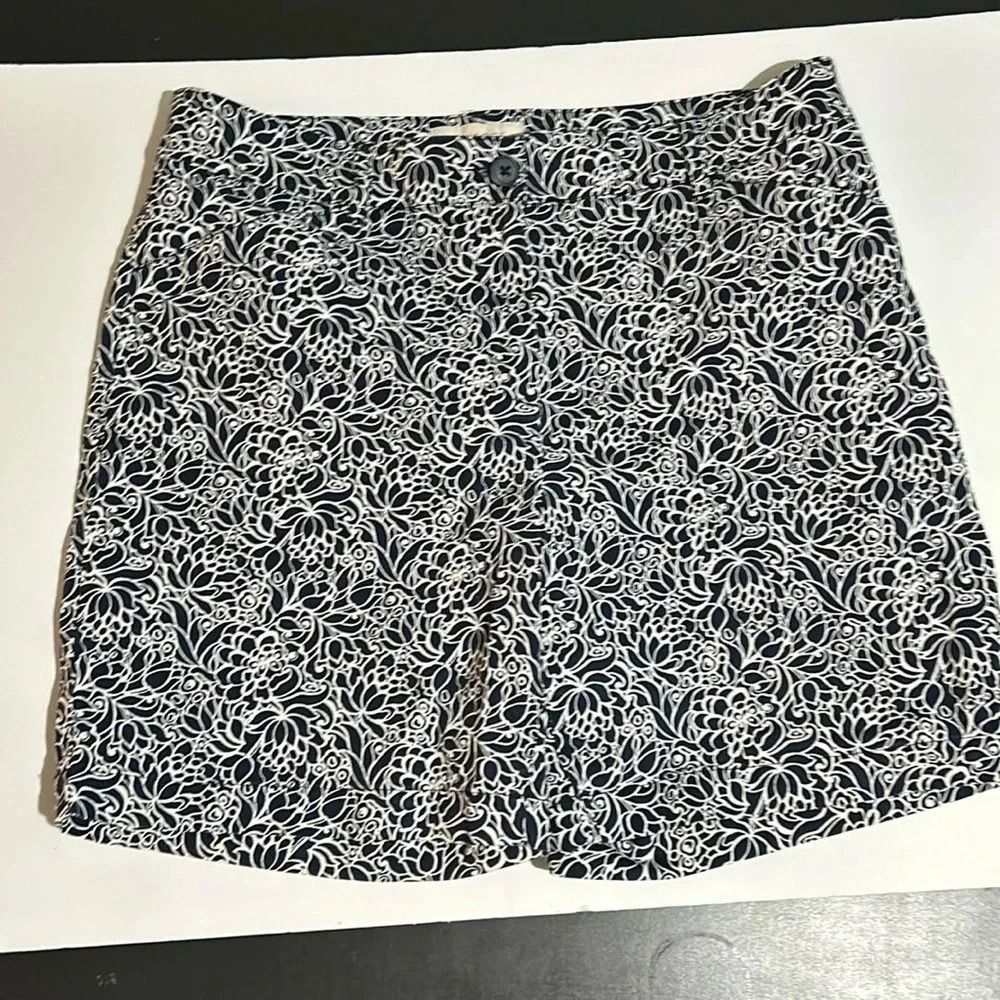 Talbots Women's Navy White Floral Print Tailored Stretchy Short Size 10P - Picture 2 of 4